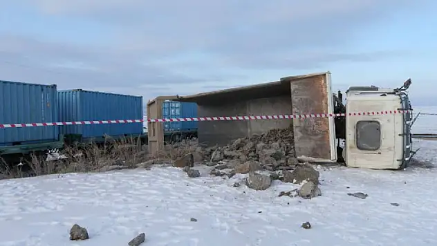 Kars'ta yük treni ile kamyon çarpıştı: 1 ölü, kazada sorumlular araştırılıyor
