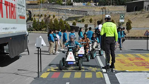 Kars'taki Öğrencilere Mobil Trafik Eğitimi ile Güvenli Trafik Bilinci Kazandırıldı