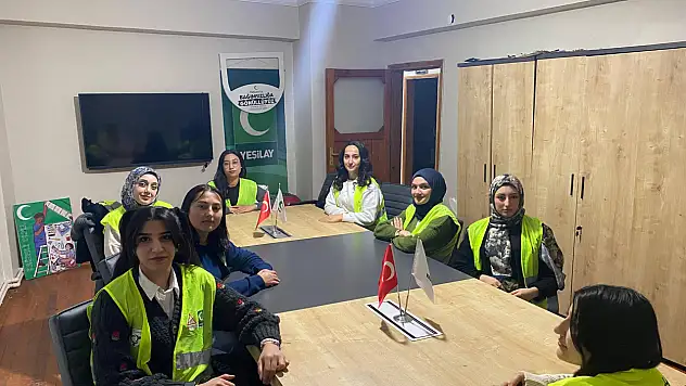 Kars Yeşilay'da Gençlerle Kolaj Atölyesi Düzenlendi