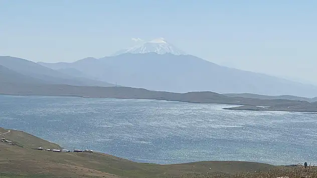 Kartpostallık manzara: Ağrı'nın iki dev güzelliği buluştu