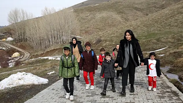 Kavunlu Köyü'nde iki öğretmen 7 öğrenci için soba yakıyor