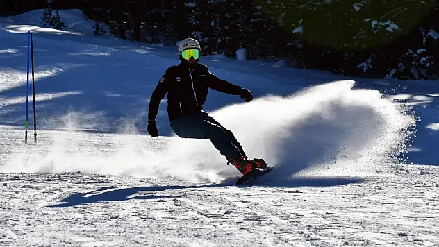 Kayak tutkunları Sarıkamış'ta yarıştı