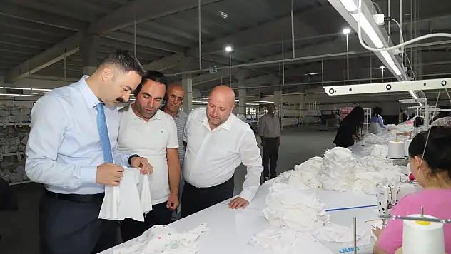 Kaymakam Ayvat Doğubayazıt'taki Tekstil Fabrikasını ziyaret etti