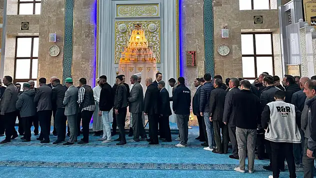 Kaymakam Süleyman Bakan, Çaldıran'da Bayram Namazı Sonrası Vatandaşlarla Bayramlaştı