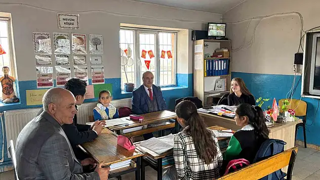 Kaymakam Tutal, Karapınar İlkokulu'nda öğrencilerle eğitim üzerine sohbet etti