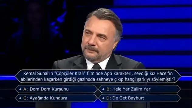Kemal Sunal'ın 'Çöpçüler Kralı' filminde Apti karakteri, sevdiği kız Hacer'in abilerinden kaçarak girdiği gazinoda sahneye çıkıp hangi şarkıyı söylemi