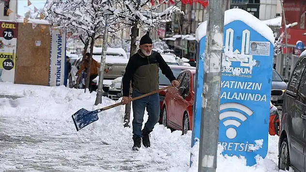 Kış geri döndü: Beş ilde ulaşımı kar vurdu