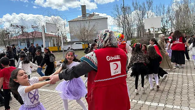 Kızılay 23 Nisan'da köy okullarına ziyaret etti