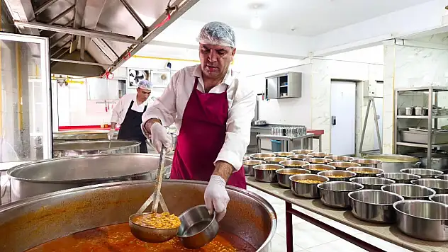 Kızılay Ağrı'da her gün 3 bin kişilik sıcak yemek desteği sağlıyor