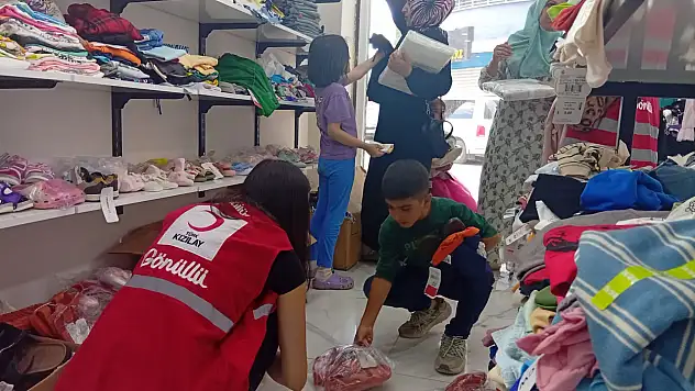 Kızılay Butik mağazasında ihtiyaç sahibi aileler giydirildi