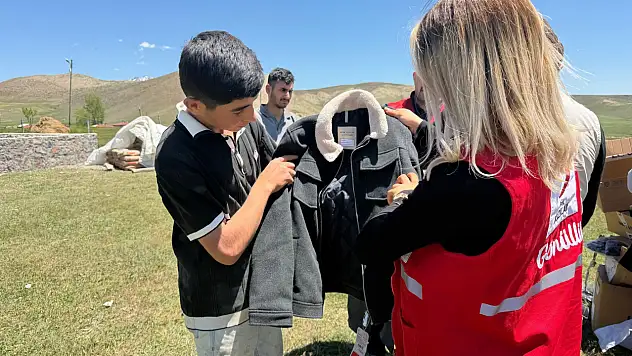Kızılay'dan Ağrı'nın iki köyünde ihtiyaç sahiplerine destek