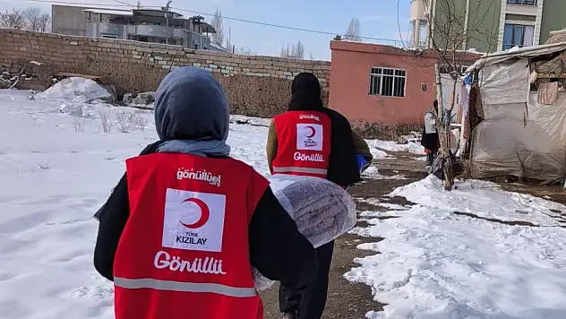 Kızılay'dan ailelere hijyen ve battaniye desteği