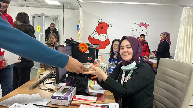 Kızılay'dan gece nöbetindeki sağlık çalışanlarına 14 Mart ziyareti