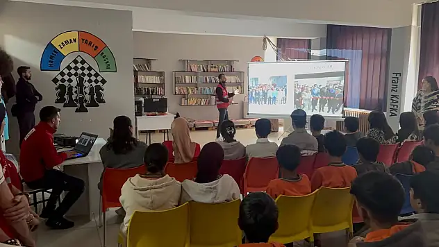 Kızılay'dan Patnoslu öğrencilere gönüllülük dersi