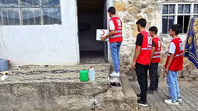 Kızılay Diyadin köylerde ihtiyaç sahibi ailelerin kapısını çaldı