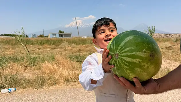 Kızılay Doğubayazıt'ta köy köy dolaşıp karpuz dağıttı