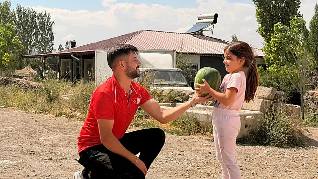 Kızılay Doğubayazıt'ta yaz sıcağında gönülleri serinletti
