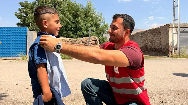 Kızılay Doğubayazıt'tan Suluçem Köyü'ne giyim desteği