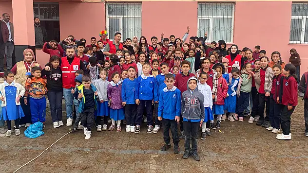 Kızılay ekibi Tutak'ta öğrencilerle buluştu