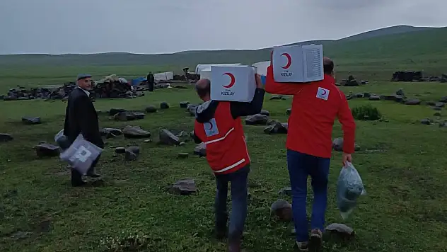 Kızılay ekipleri Ağrı'da yağmur altında yaylacıların yardımına koştu