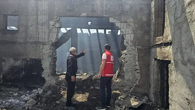 Kızılay ekipleri Badıllı köyündeki yangında hasar tespiti yaptı