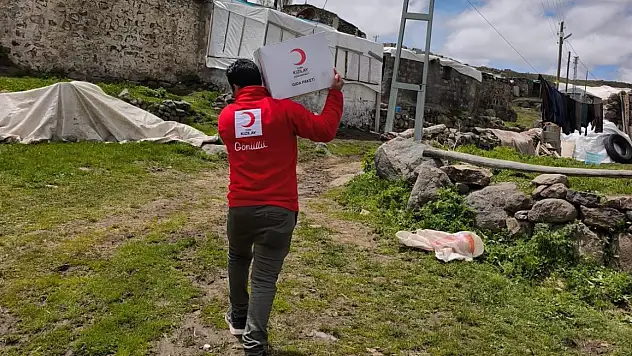 Kızılay ekipleri Doğubayazıt'ta gönüllere dokundu