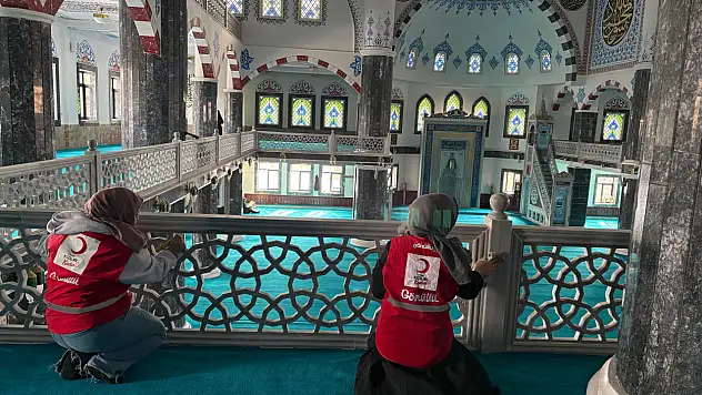 Kızılay gönüllüleri Ağrı Merkez Camii'nde temizlik yaptı