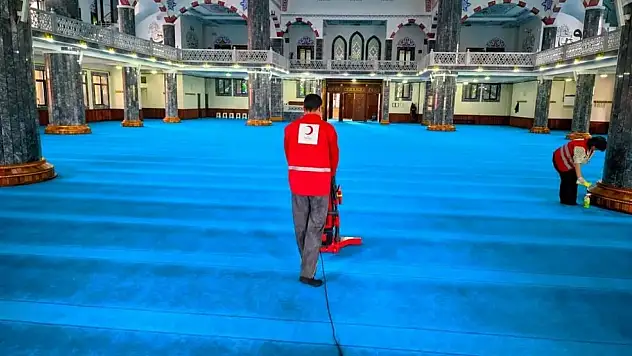 Kızılay gönüllüleri Ağrı'nın en büyük camisinde temizlik yaptı