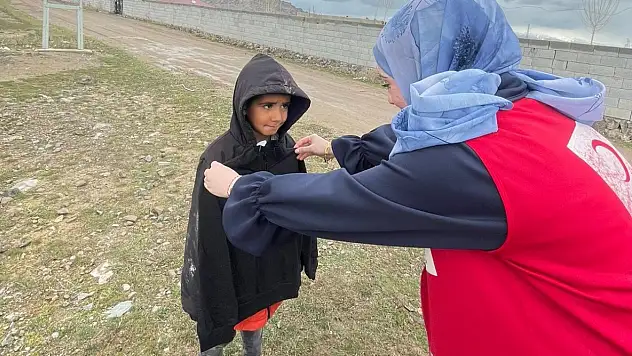 Kızılay gönüllüleri Doğubayazıt'ta köy çocuklarını giydirdi
