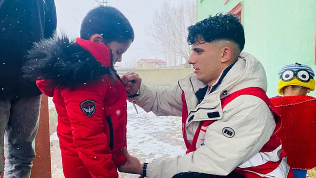 Kızılay gönüllüleri, Dolaklı Köyü'nde çocukları sevindirdi