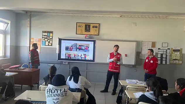 Kızılay Gönüllüleri, Gevher Nesibe Lisesi'nde öğrencilerle buluştu