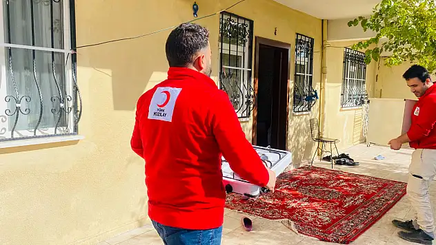 Kızılay gönüllüleri, ihtiyaç sahibi aileyi sevindirdi