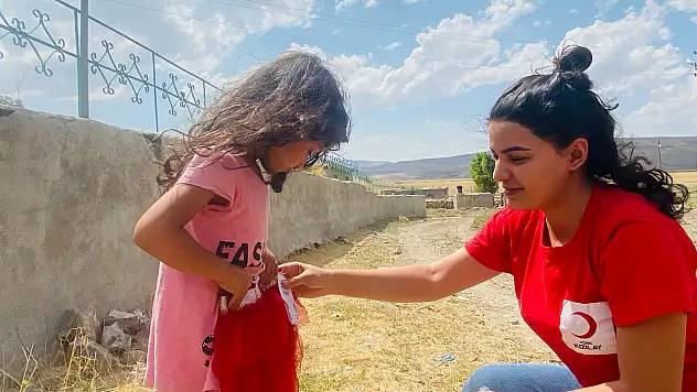 Kızılay gönüllüleri miniklerin yüzünü böyle güldürdü