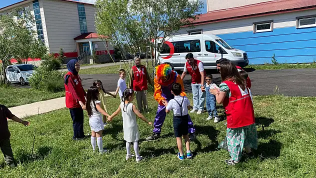 Kızılay gönüllüleri miniklerle okul bahçeleri şenlendirdi