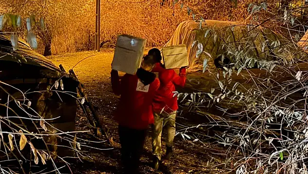 Kızılay gönüllüleri Tutak'ta zorlu kış mesaisine devam ediyor