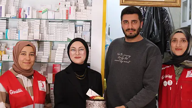 Kızılay gönüllülerinden Ağrı'daki eczacılara anlamlı sürpriz