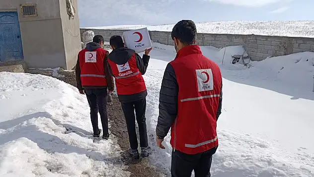 Kızılay gönüllülerinden Diyadin'de kış desteği
