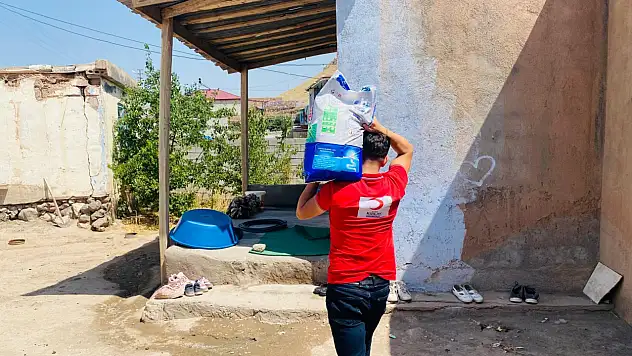 Kızılay'ın yardım kervanı Doğubayazıt'ta durmaksızın ilerliyor