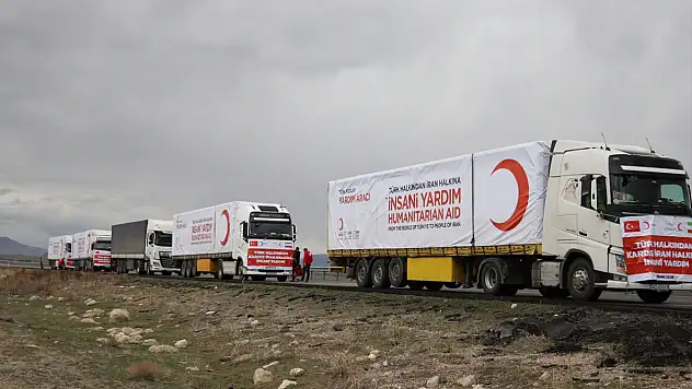 Kızılay'ın yardım tırları Gürbulak'tan İran'a geçti