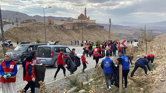 Kızılay, İshak Paşa Sarayı'nda çevre temizliği etkinliğiyle farkındalık yarattı