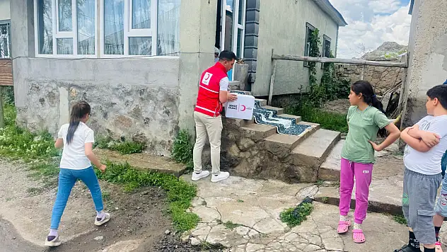 Kızılay Kadın gönüllülerinden Patnos'ta ihtiyaç sahibi ailelere destek
