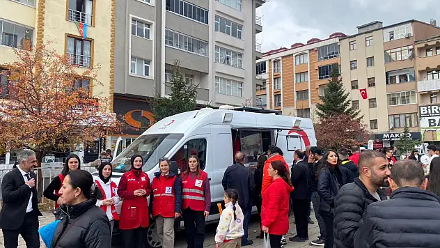 Kızılay Kars, Bayram Alanında Vatandaşlara İkramda Bulundu