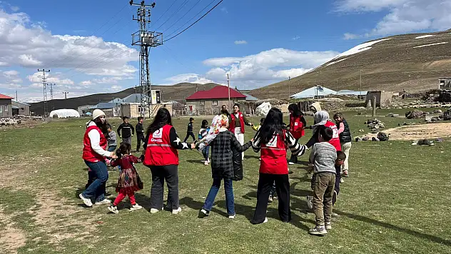 Kızılay Patnos'ta depremzedelere umut oluyor