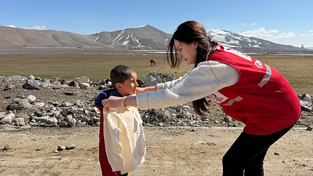 Kızılay Üçgöze'de bayram sevincini köylere taşıdı