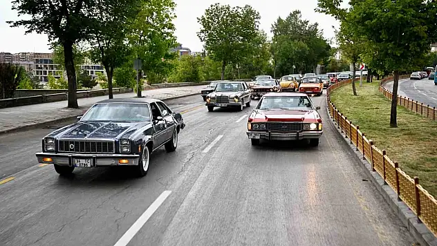 Klasik Araç Meraklıları Erzurum'da Nostaljik Bir Buluşma Gerçekleştirdi