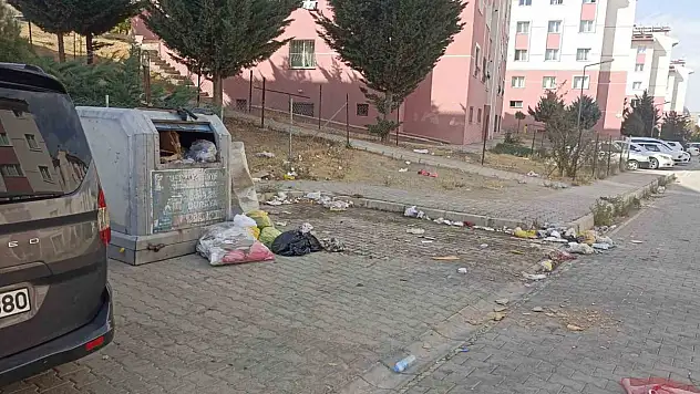 Köstebek yuvasına dönen yollar, Van'ın Kalecik Mahallesi'nde tepkilere neden oldu