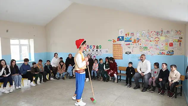 Köy okullarında tiyatro sevinci