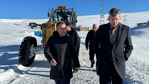Köy yolları kapandı, Diyadin'de ekipler alarma geçti