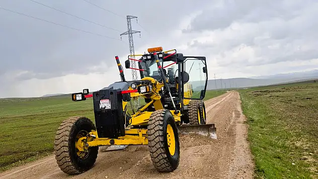 Ağrı köy yollarında çalışmalar hız kesmeden devam ediyor