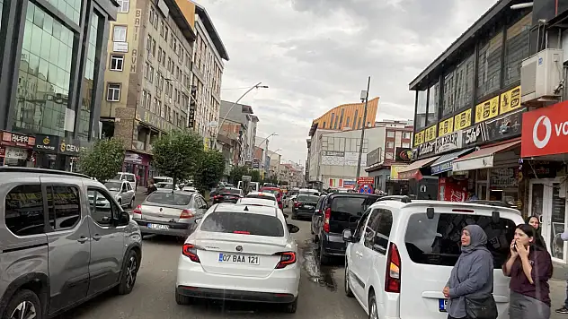 KPSS trafiği Ağrı'da yolları kilitledi: Sürücüler santim santim ilerledi
